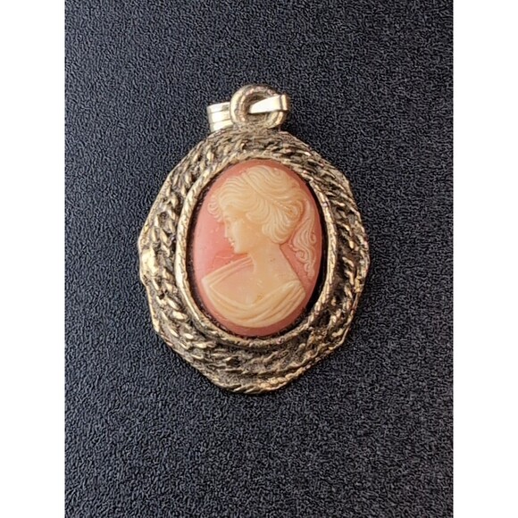 PERI Vintage CAMEO PENDANT Signed Oval Antique Gold Cosplay Grandma Retro - Picture 1 of 3